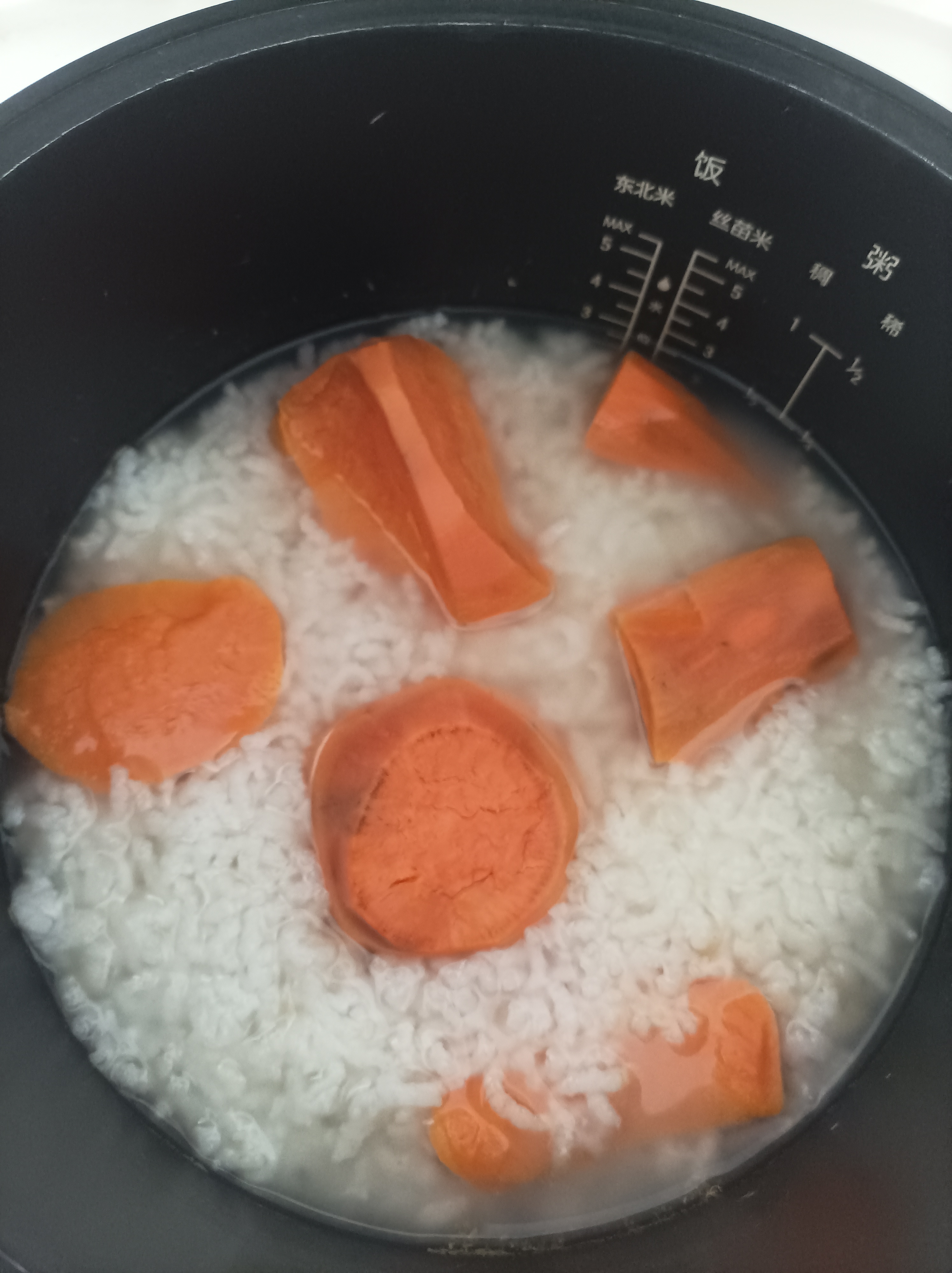 我的午餐：橄榄菜拌水煮菜心和红薯大米稀饭